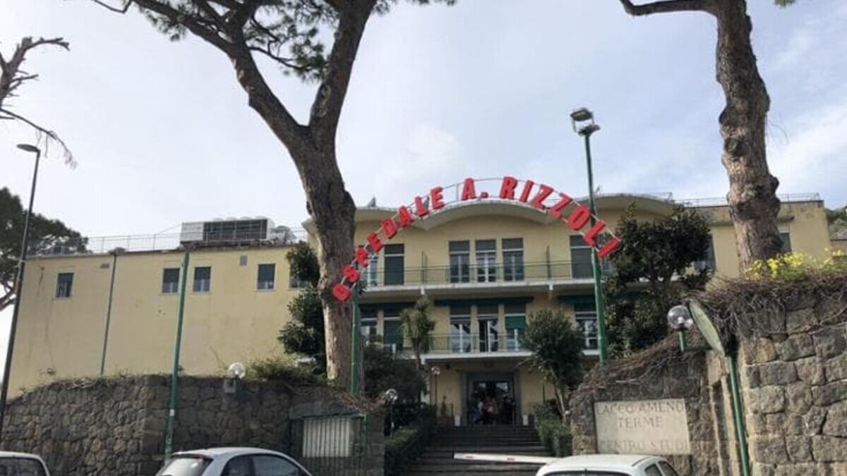 Accoltellamento a Ischia: ventenne ferito, la parentela con un ‘presunto boss’ complica le indagini