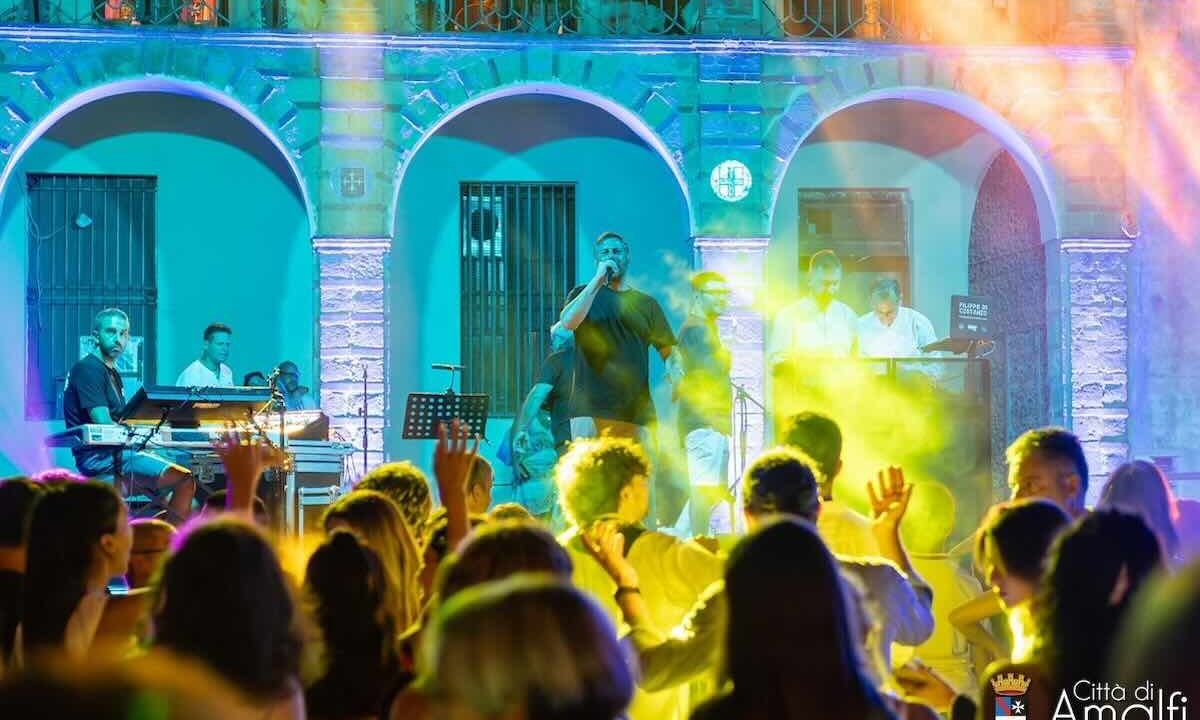 Amalfi celebra il Ferragosto con il That’s Napoli Live Show: un viaggio musicale tra tradizione e pop rock internazionale