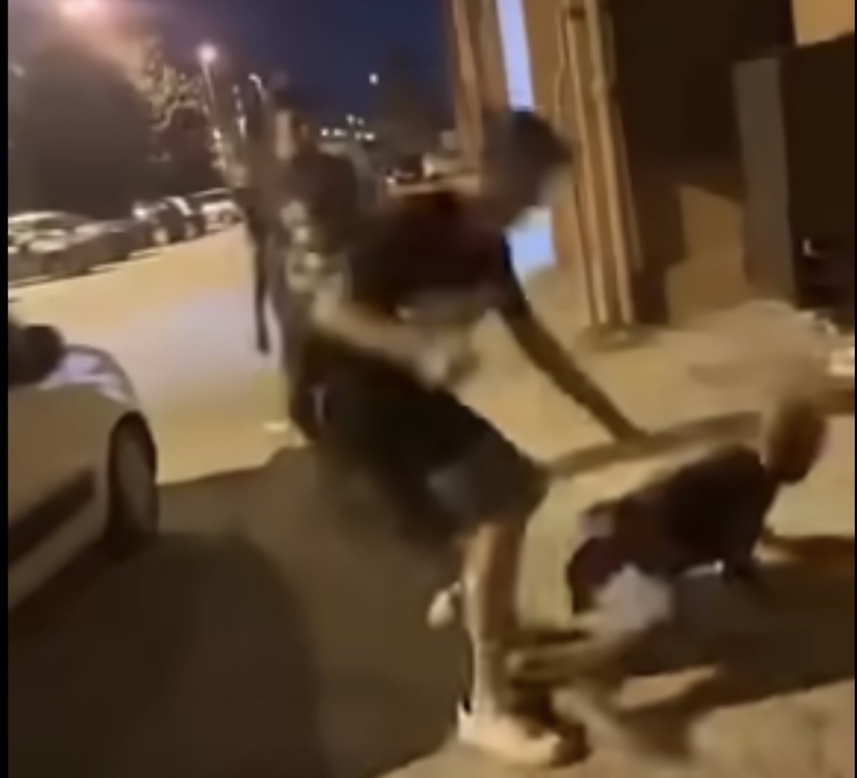 Afragola, anziano vittima di bullismo: il video rivela la verità su un branco imprevedibile.