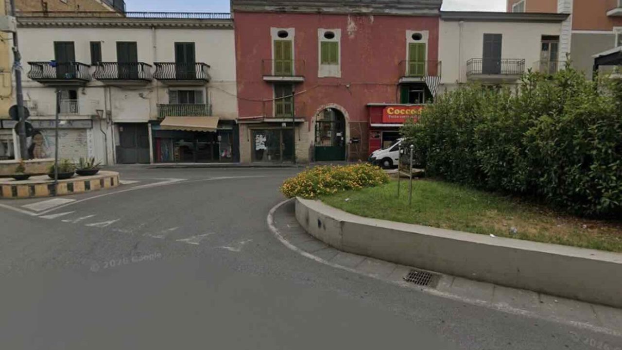 Afragola, rapina in pieno giorno: arrestato in breve tempo un 23enne irregolare dopo lo scippo in piazza Gianturco