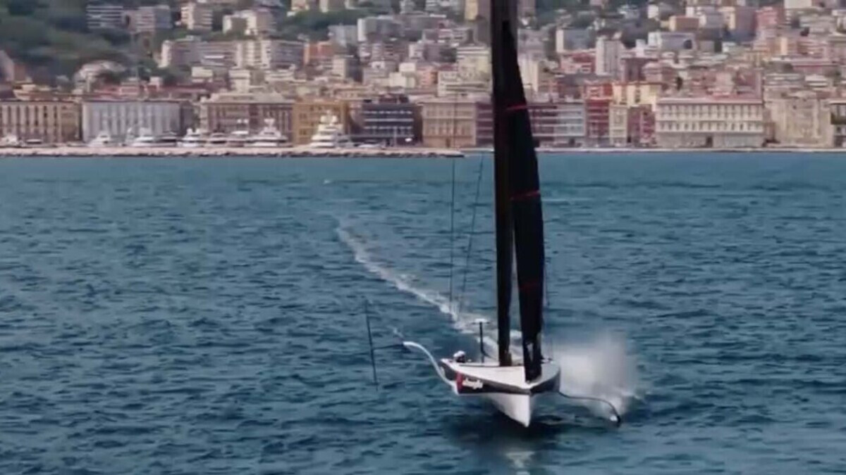 Alinghi a Napoli: vele che emozionano e i cantieri di Nisida che impongono scelte