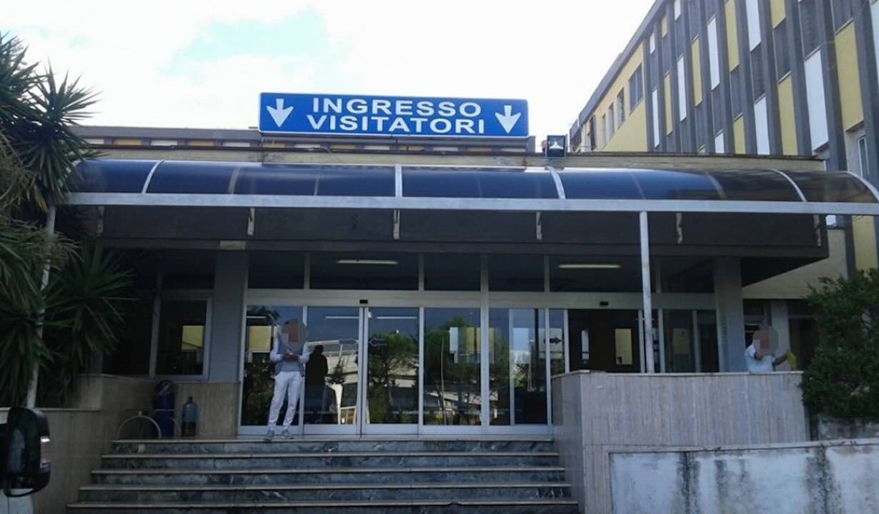 Battipaglia, ospedale a rischio crolli: evacuati i pazienti per sicurezza