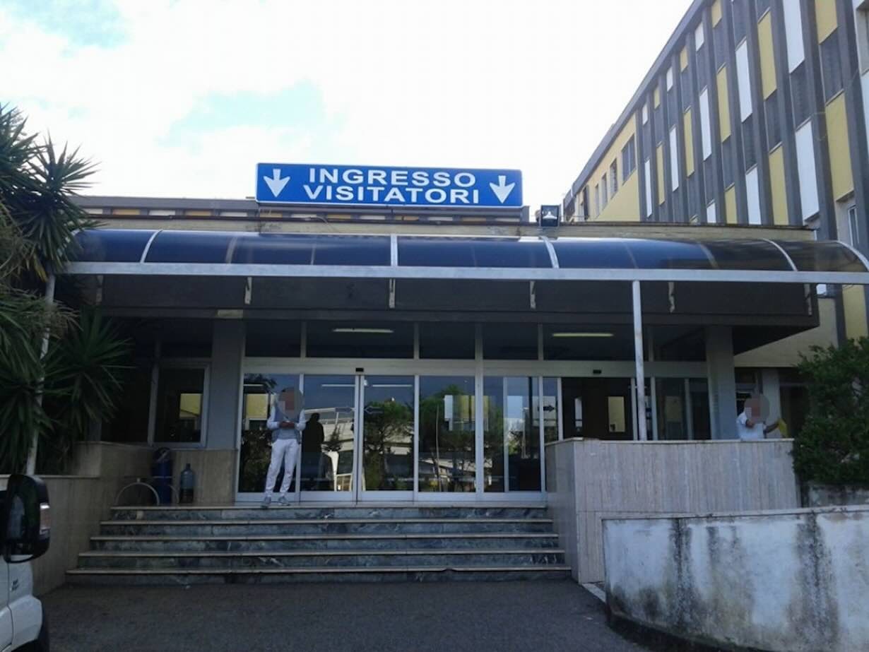 Battipaglia, ospedale a rischio crolli: evacuati i pazienti per sicurezza