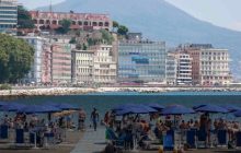 Allerta meteo: spiagge vietate, ma i lidi restano pieni. Tra scavalcamenti e responsabilità si accende il rebus dell’ordine pubblico
