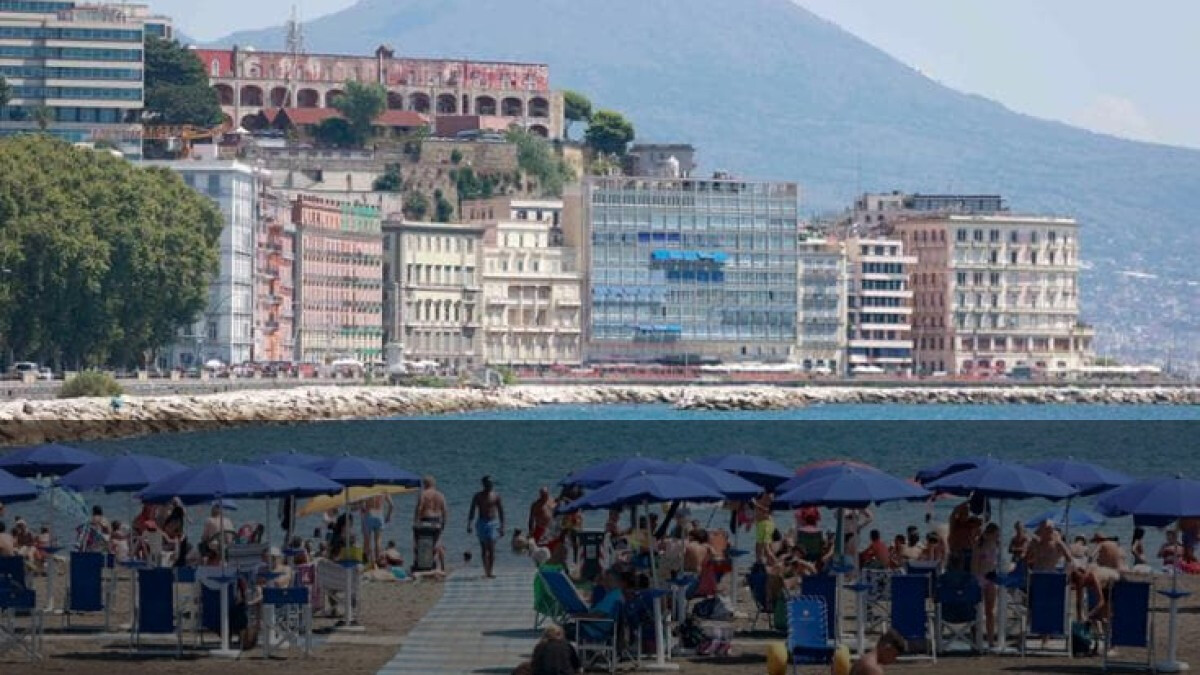 Allerta meteo: spiagge vietate, ma i lidi restano pieni. Tra scavalcamenti e responsabilità si accende il rebus dell’ordine pubblico