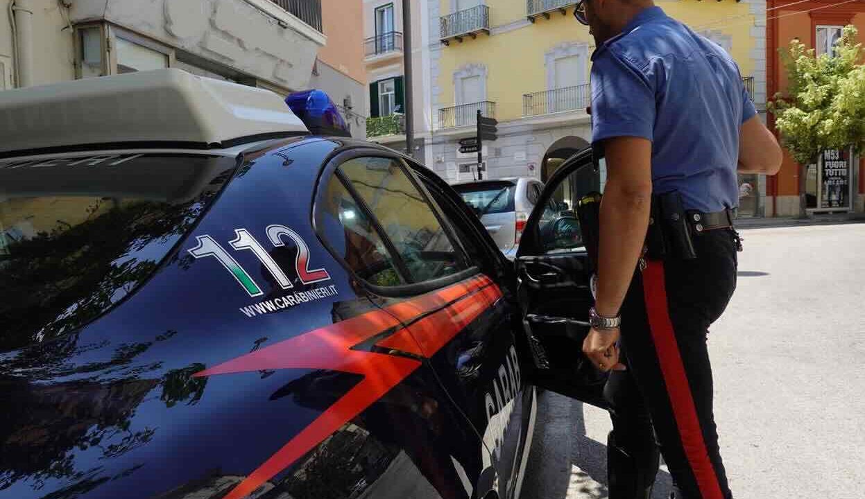 Caserta, cliente molesto in bar aggredisce i Carabinieri: scatta l’arresto