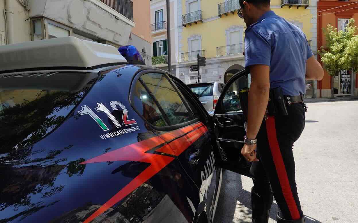 Caserta, cliente molesto in bar aggredisce i Carabinieri: scatta l’arresto