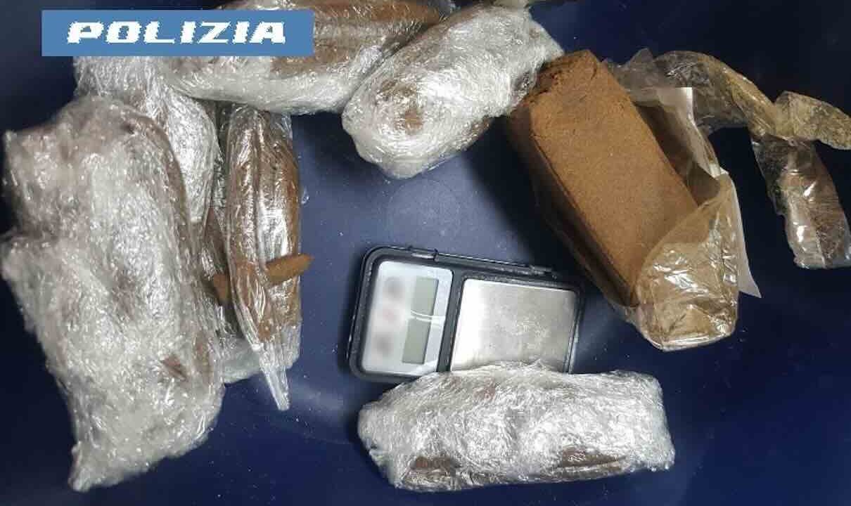 Blitz della Polizia ad Acerra: 33enne fermato con una riserva di oltre 250 grammi di droga e strumenti per il traffico.