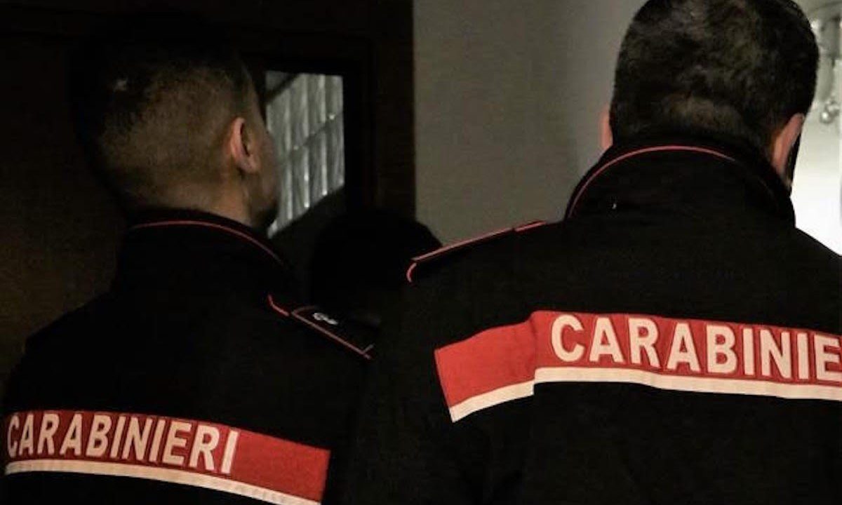 Estorsione e minacce di morte: arrestato presunto affiliato al clan Rega a Castello di Cisterna