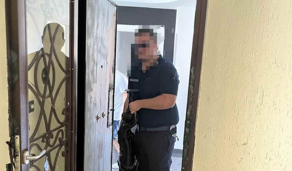 Arzano, sgomberato appartamento inteso per l’affiliazione: intervento decisivo della polizia locale contro la camorra