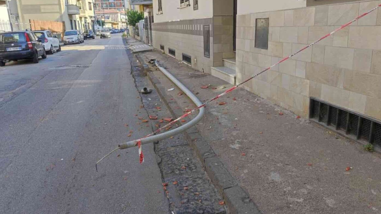 Arzano, violento impatto di un’auto contro un palo: blackout e automobilista ferito, indagini avviate dalle forze dell’ordine
