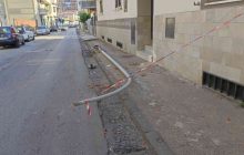 Arzano, violento impatto di un’auto contro un palo: blackout e automobilista ferito, indagini avviate dalle forze dell’ordine