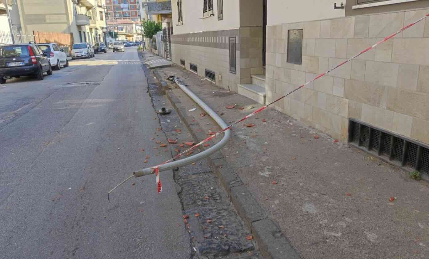 Arzano, violento impatto di un’auto contro un palo: blackout e automobilista ferito, indagini avviate dalle forze dell’ordine