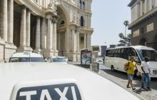 «Auto sporche e vetuste»: quando la politica trasforma i tassisti in capri espiatori