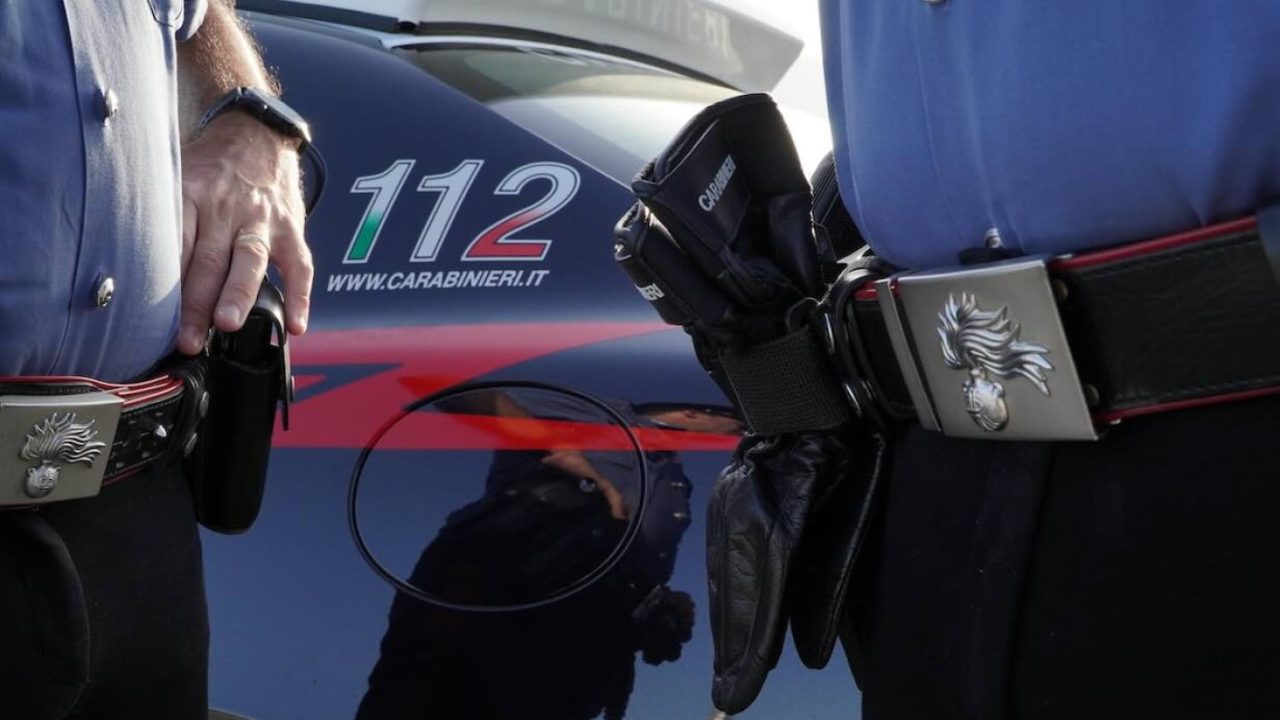 Aggressione in strada ad Aversa: 45enne evade dai domiciliari e colpisce due giovani, arrestato dai Carabinieri