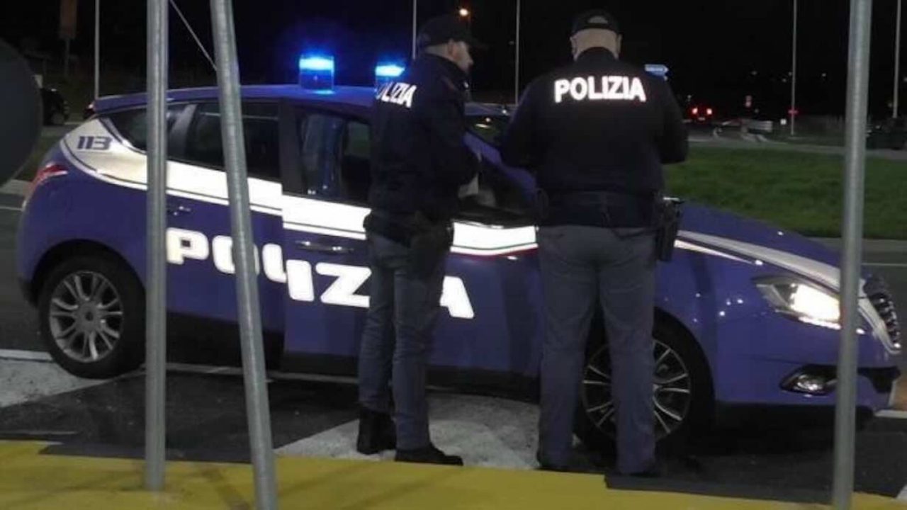 Bacoli, furto sventato da un poliziotto: colluttazione e arresto dopo l’incidente con lo scooter dei ladri