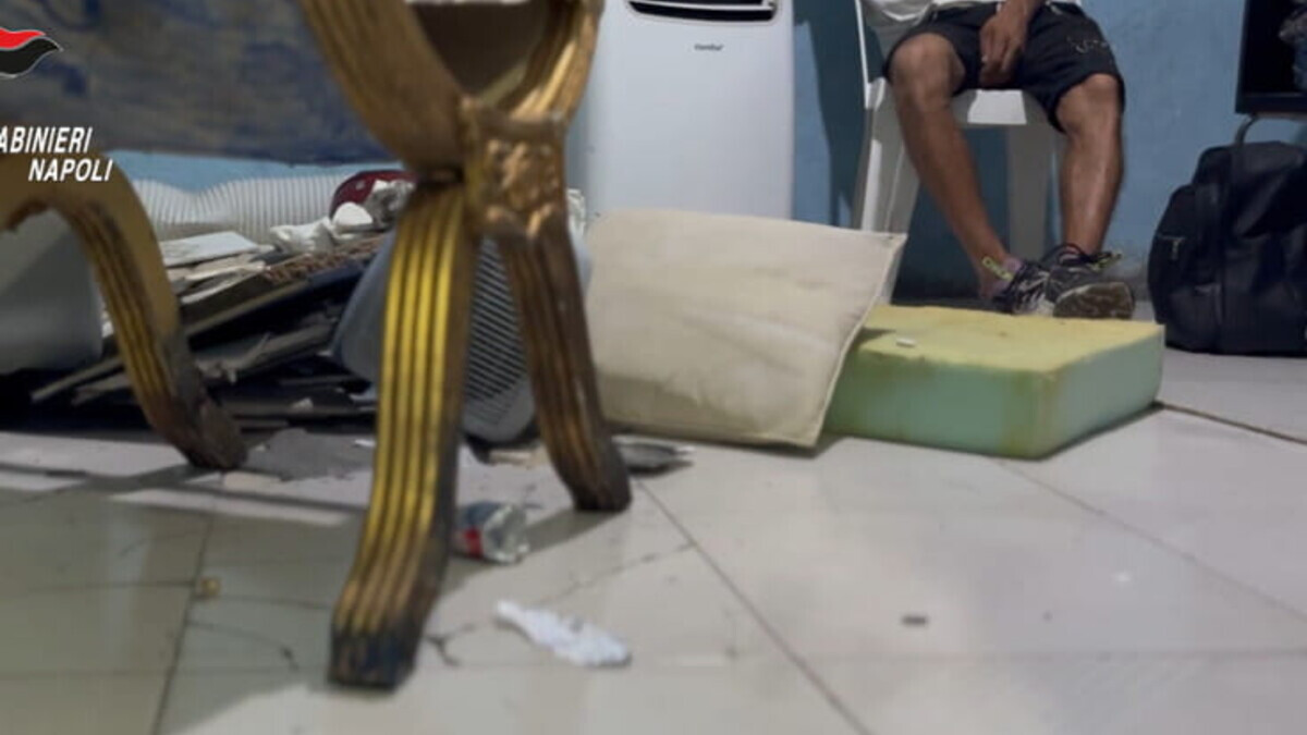 Blitz a Napoli: stanze del buco, giovani come «fantasmi» e l’allarme dei carabinieri