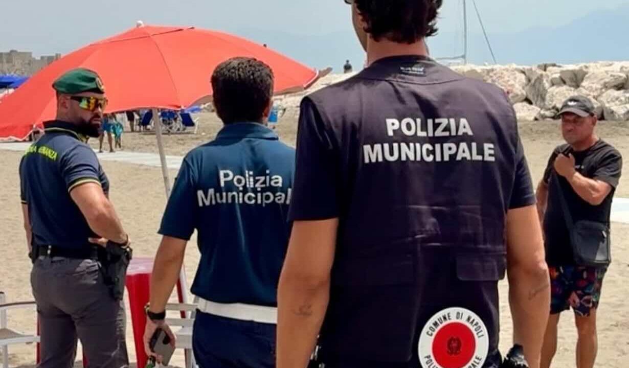 Operazione congiunta sul litorale napoletano: cinque denunciate per noleggio abusivo di attrezzature balneari e vendita irregolare di cibo e bevande