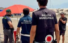 Operazione congiunta sul litorale napoletano: cinque denunciate per noleggio abusivo di attrezzature balneari e vendita irregolare di cibo e bevande
