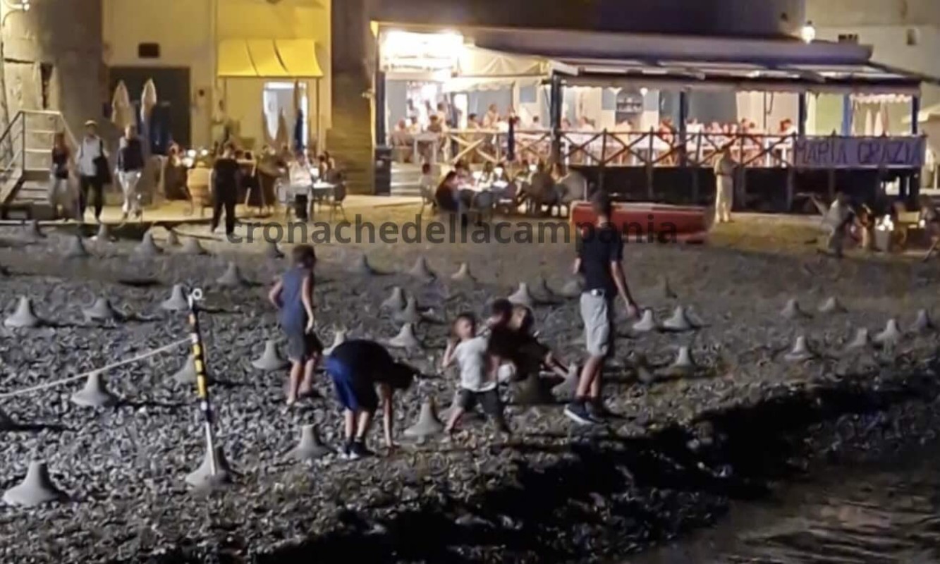 Nerano, controlli notturni in spiaggia: sequestrati tavoli a ristorante di lusso