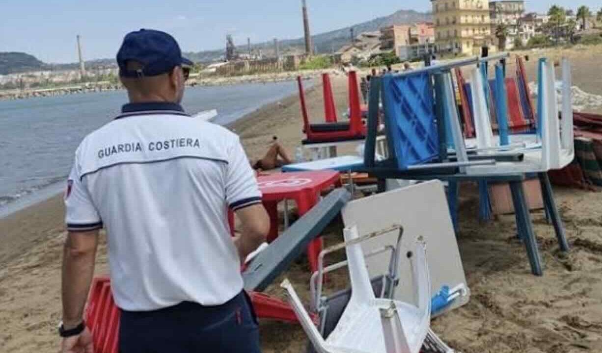 Controlli serrati sulle spiagge di Napoli: otto denunce e blitz per ripristinare l’accesso pubblico al demanio marittimo