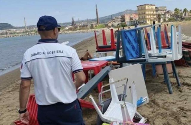 Controlli serrati sulle spiagge di Napoli: otto denunce e blitz per ripristinare l’accesso pubblico al demanio marittimo