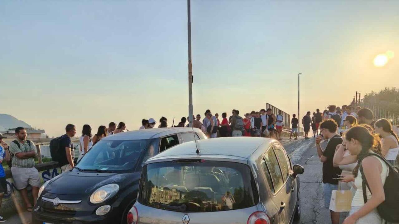 Temporale in Campania paralizza la Circumvesuviana: caos e disagi per pendolari e turisti bloccati per ore