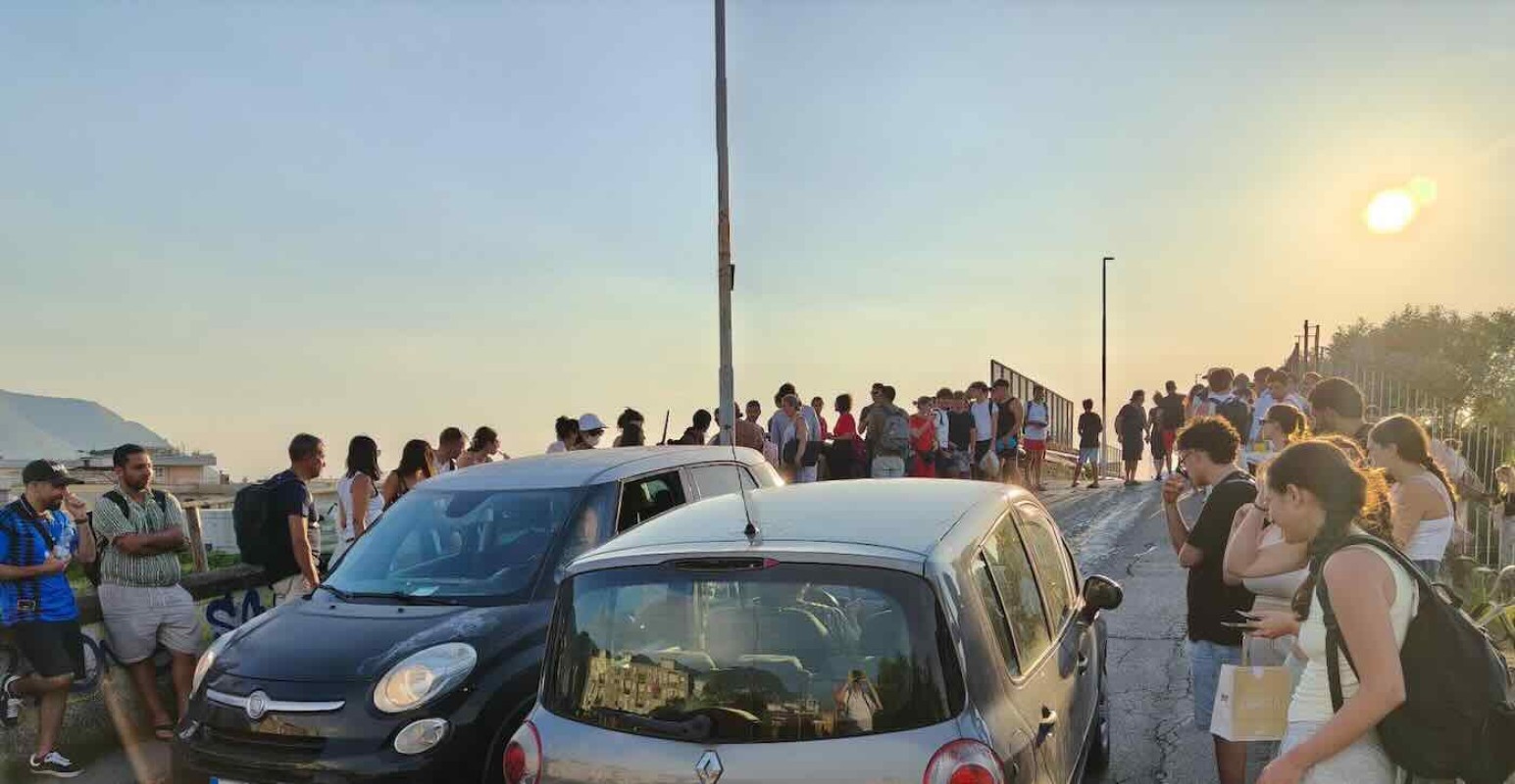 Temporale in Campania paralizza la Circumvesuviana: caos e disagi per pendolari e turisti bloccati per ore