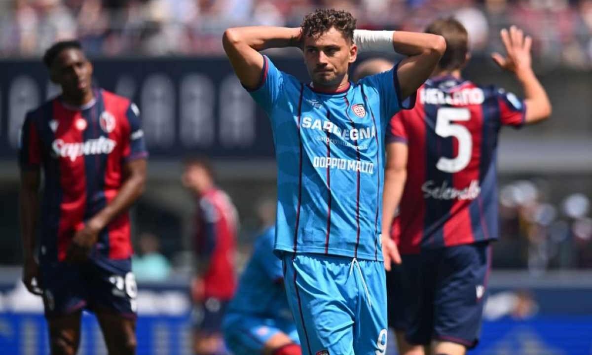 Cagliari in ansia per l’assenza di Esposito: certificato medico prolungato e mercato inquieto per l’attaccante.