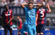 Cagliari in ansia per l’assenza di Esposito: certificato medico prolungato e mercato inquieto per l’attaccante.