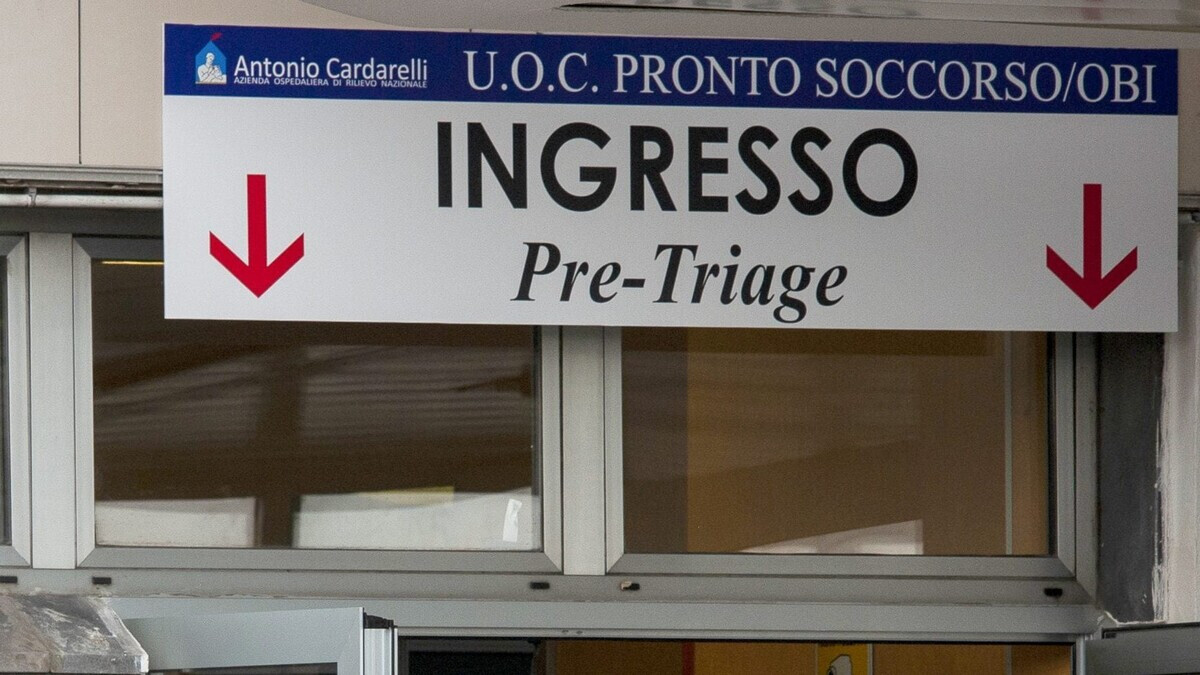 Caldo e bradisismo a Napoli: l’estate che mette alla prova ospedali e strade