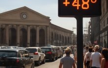 Napoli arrosto: 48 gradi alla Porta Affollata e Il Palazzo sotto il Vesuvio fa finta di non respirare