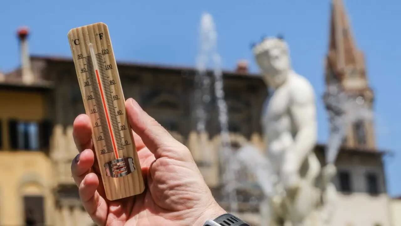 Caldo torrido a Napoli: Pregliasco avverte, il corpo è in crisi senza tregua