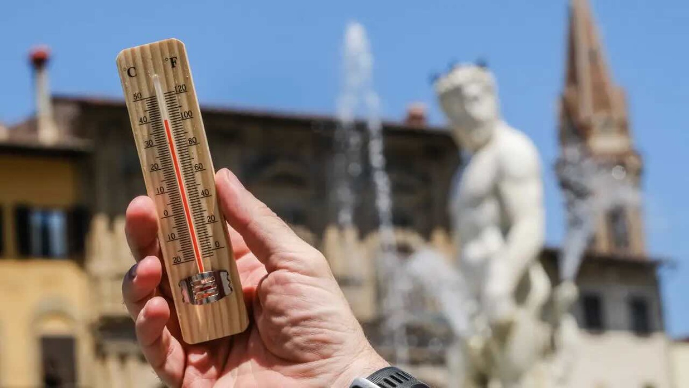 Caldo torrido a Napoli: Pregliasco avverte, il corpo è in crisi senza tregua