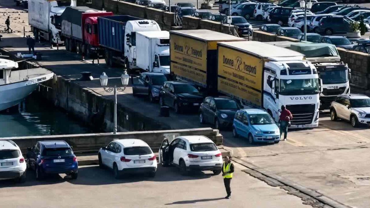Transito dei camion a Pozzuoli bloccato: il prefetto convoca un tavolo tecnico per trovare soluzioni entro domani