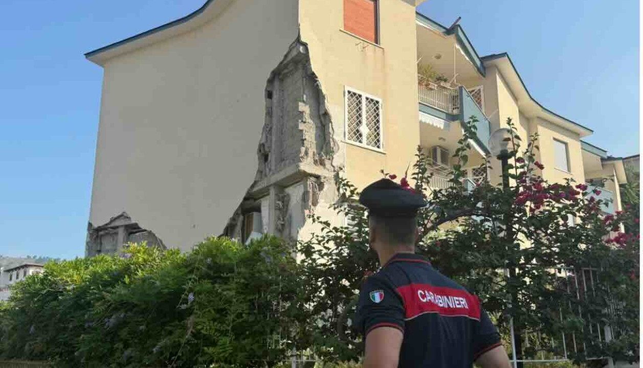 Sciame sismico continua ai Campi Flegrei: 169 scosse e 5 feriti in ospedale.