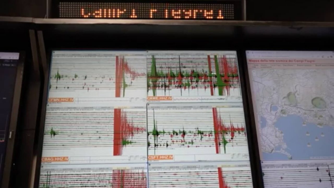 Campi Flegrei, scossa sismica in aumento: oltre 2.170 sfollati nel caos della crisi bradisismica. Il Governo sotto pressione per lo Stato di emergenza.
