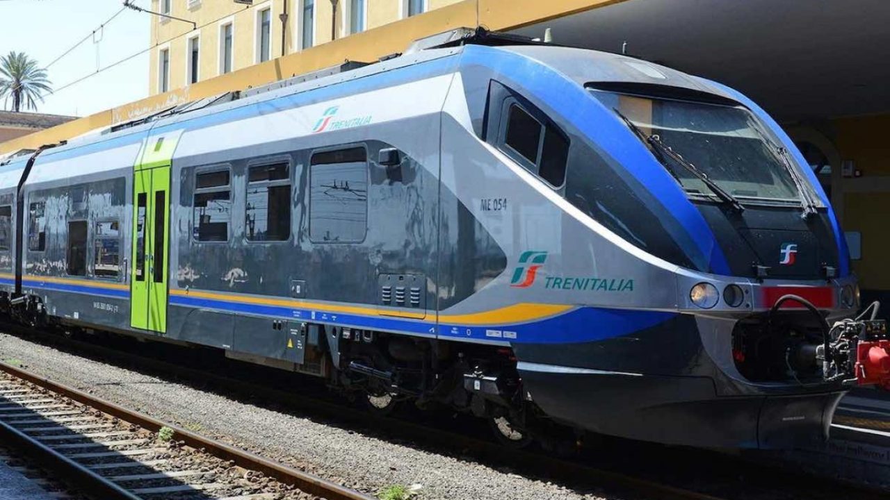 Treni in tilt sulla Napoli-Roma: protesta a Latina paralizza convogli e pendolari in attesa