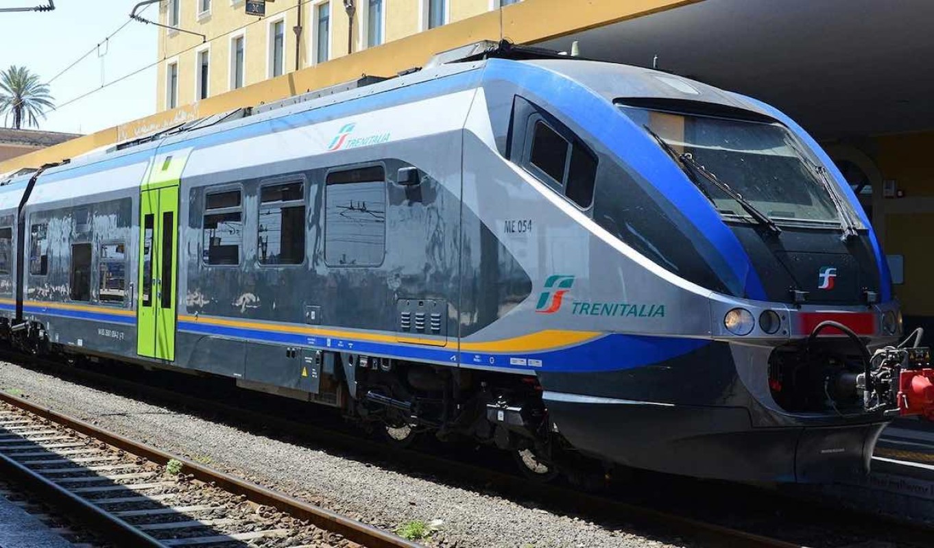 Treni in tilt sulla Napoli-Roma: protesta a Latina paralizza convogli e pendolari in attesa