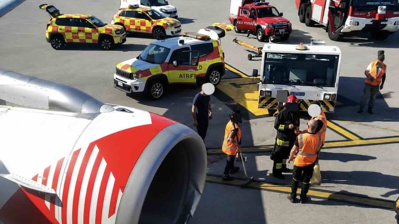 Incidente in aeroporto: urto tra trattorino e aereo a Capodichino ferma il volo per Palermo, passeggeri illesi ma in attesa di riprotezione.x