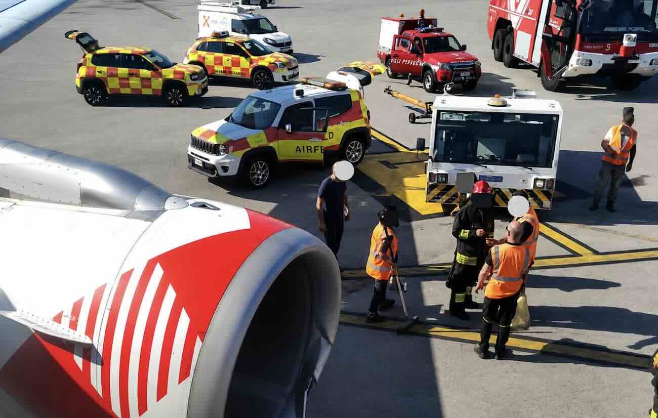 Incidente in aeroporto: urto tra trattorino e aereo a Capodichino ferma il volo per Palermo, passeggeri illesi ma in attesa di riprotezione.x