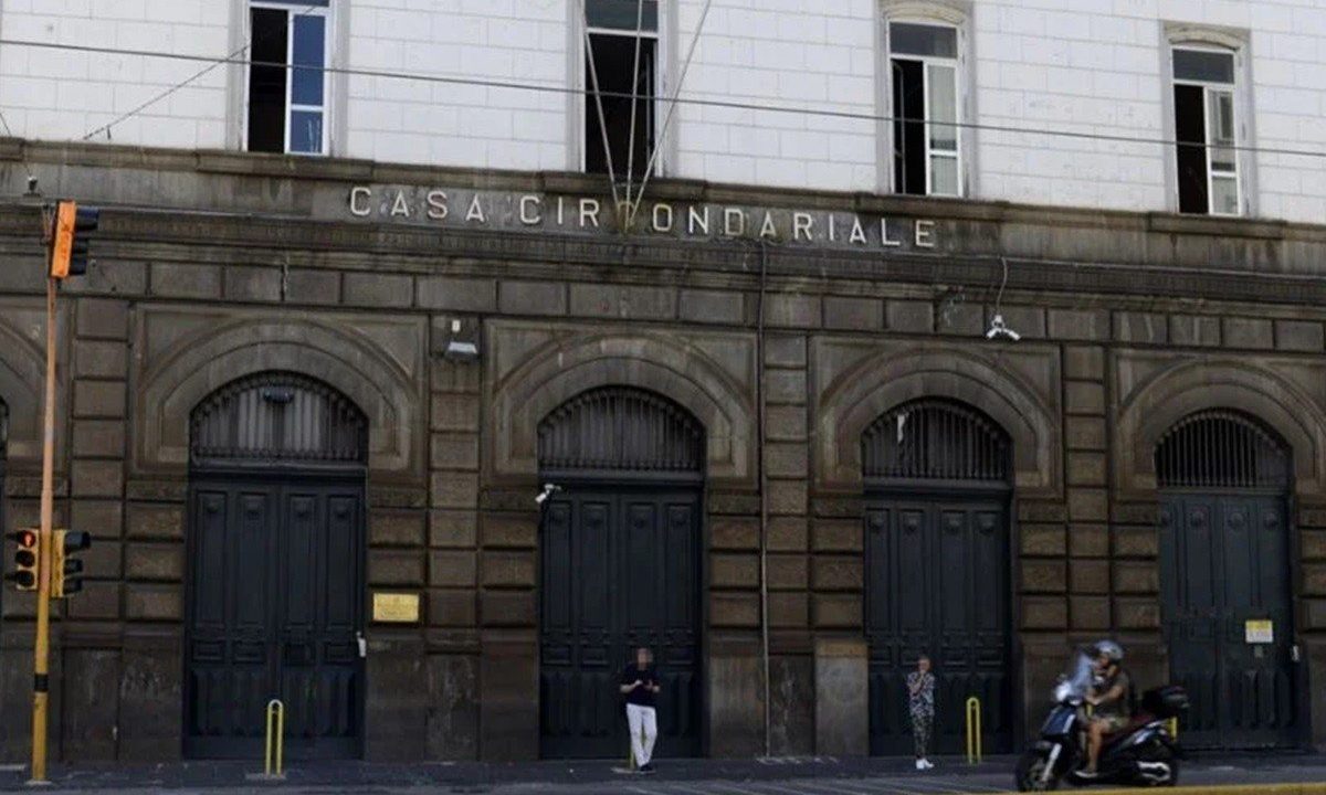 Blitz delle forze dell’ordine a Napoli: scoperto bar utilizzato come deposito di cellulari davanti al carcere
