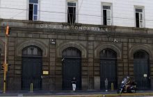 Blitz delle forze dell’ordine a Napoli: scoperto bar utilizzato come deposito di cellulari davanti al carcere