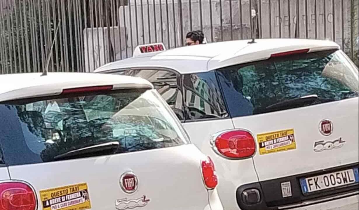 Taxi in sciopero a Napoli: 900 vetture in protesta con adesivi contro il caro carburante