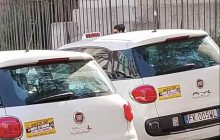 Taxi in sciopero a Napoli: 900 vetture in protesta con adesivi contro il caro carburante