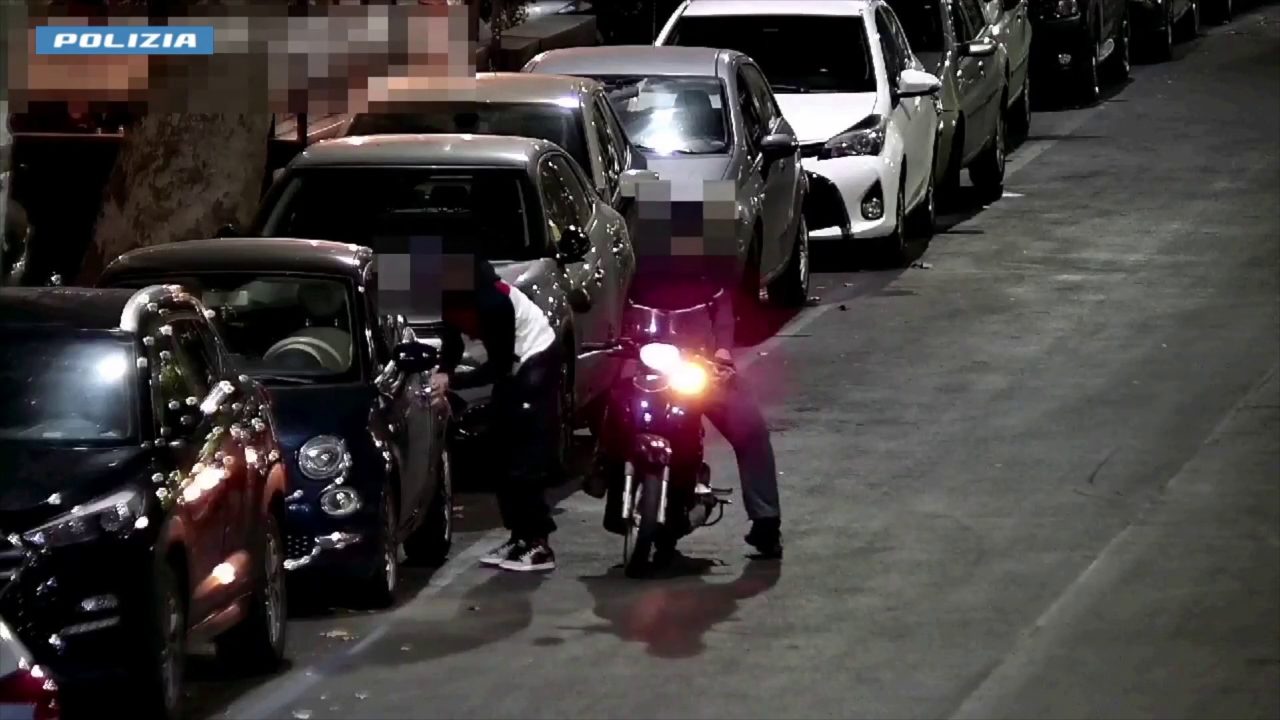 Furto d’auto a Casalnuovo: tentata estorsione e scontro con la polizia, arrestato un uomo di 40 anni