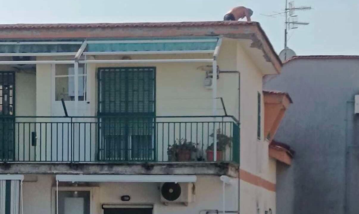 Lavori in quota a Casalnuovo: inchiesta avviata dopo la denuncia di operai senza protezioni sul tetto