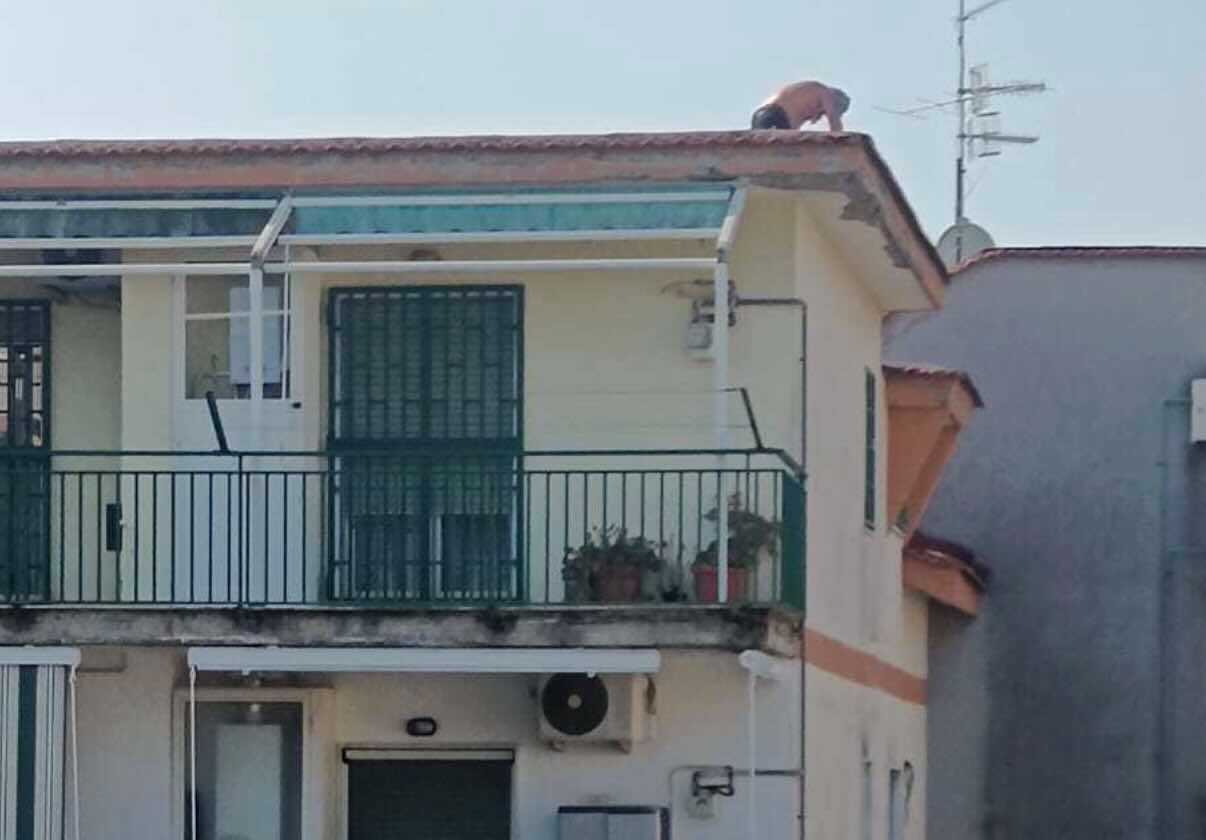 Lavori in quota a Casalnuovo: inchiesta avviata dopo la denuncia di operai senza protezioni sul tetto