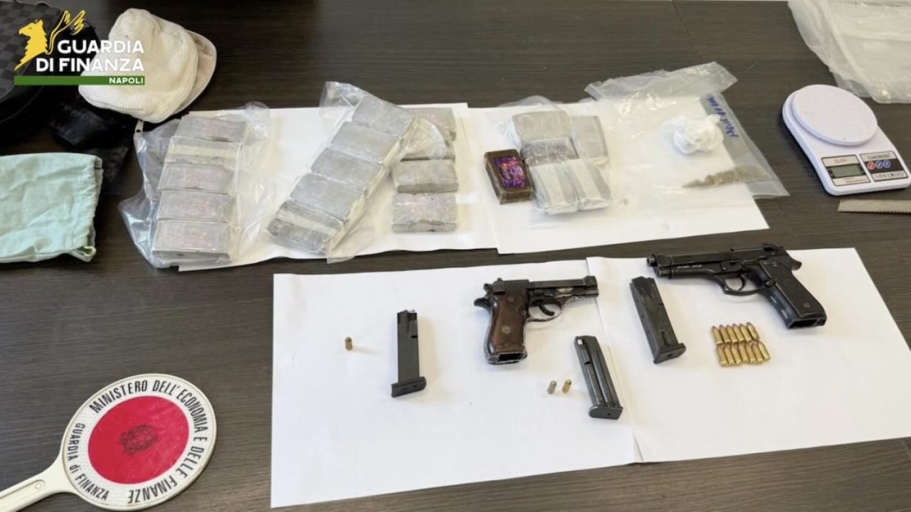 Droga e armi nel garage di un fruttivendolo a Casavatore: scatta l’operazione della Guardia di Finanza