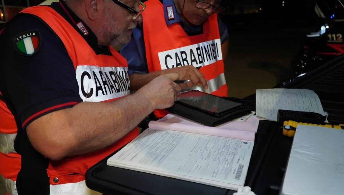 Casoria, attimi di terrore in via Salvator Rosa: colpi di arma da fuoco durante una tentata rapina